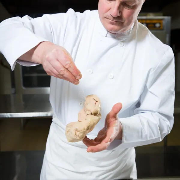 chef qui prépare un lobe de foie gras