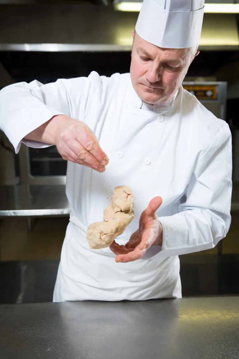 chef qui prépare un lobe de foie gras