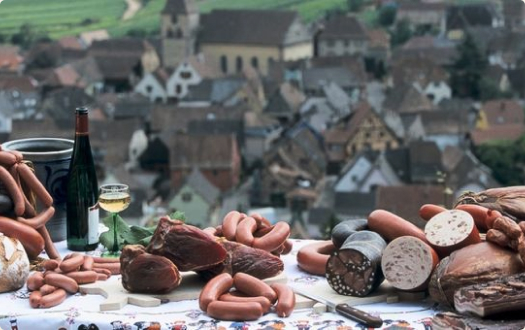 charcuteries alsacienne avec un village alsacien en fond