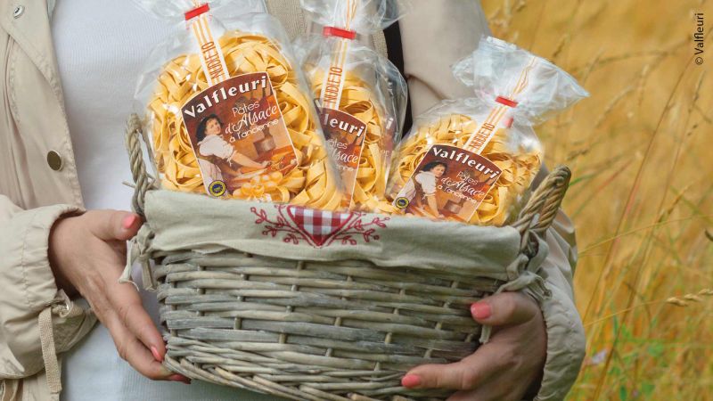 panier osier avec sachets de pâtes d'alsace valfleuri