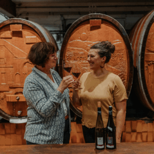 elise et sa maman dans la cave du domaine materne haegelin