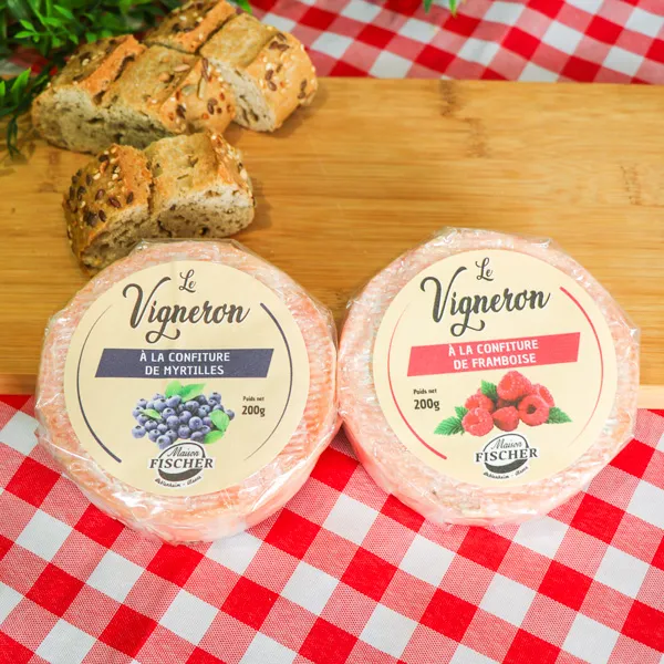 vu du dessus de 2 fromages vigneron fourrés à la confiture