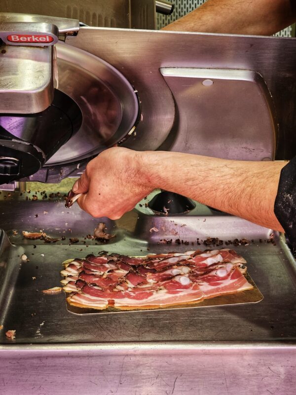 boucher qui tranche le lard paysan