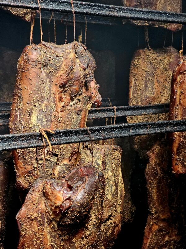 jambon cru entier en fumage sur chariot