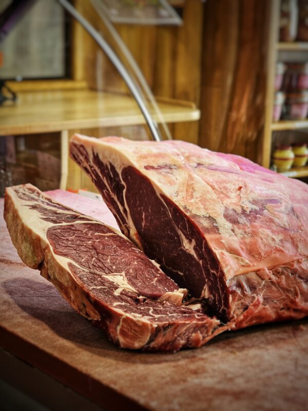 cote de boeuf en train d'être tranchée