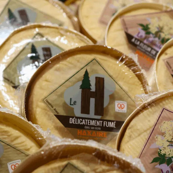 ensemble de boites à fromage du H fumé