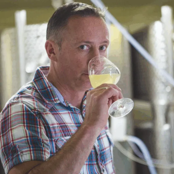 thierry fritz qui déguste son blanc d'alsace