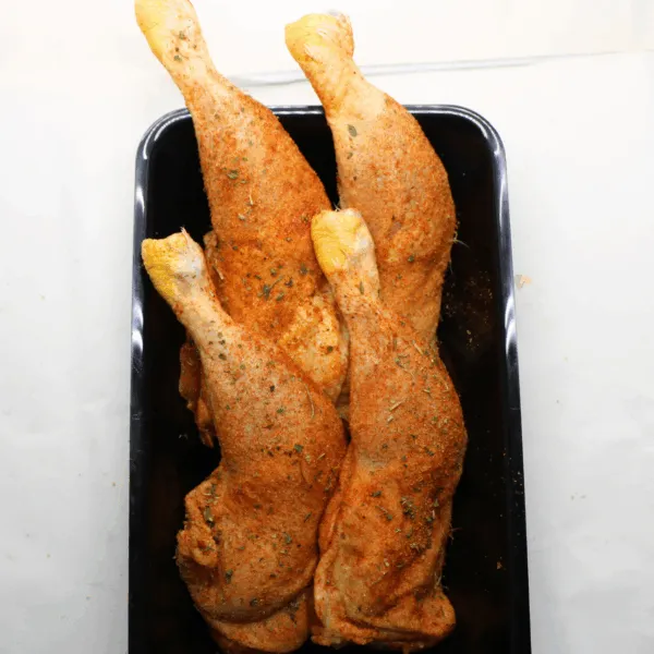 4 cuisses de poulet marinées dans un bac