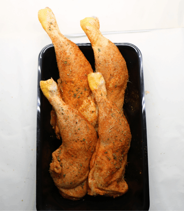 4 cuisses de poulet marinées dans un bac