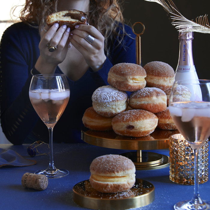 2 verres et 1 bouteille de crémant ice rosé bestheim avec des beignets fourrées au chocolat