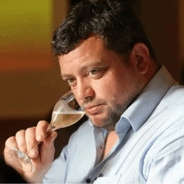 charles schaller déguste un vin