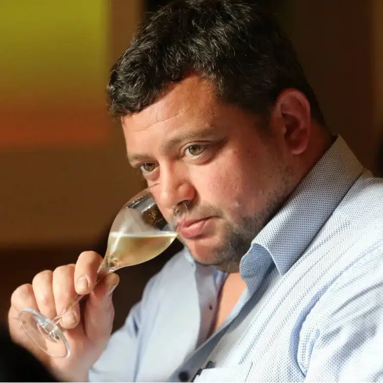 charles schaller déguste un vin