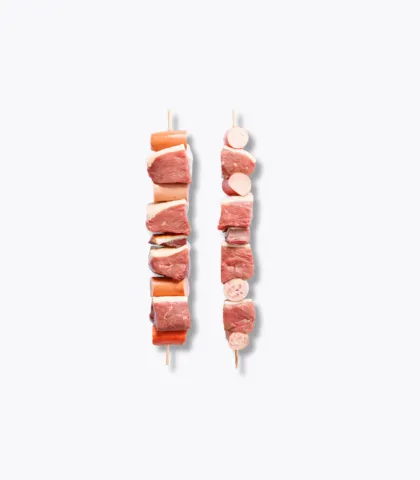 2 brochettes de canard sur fond gris
