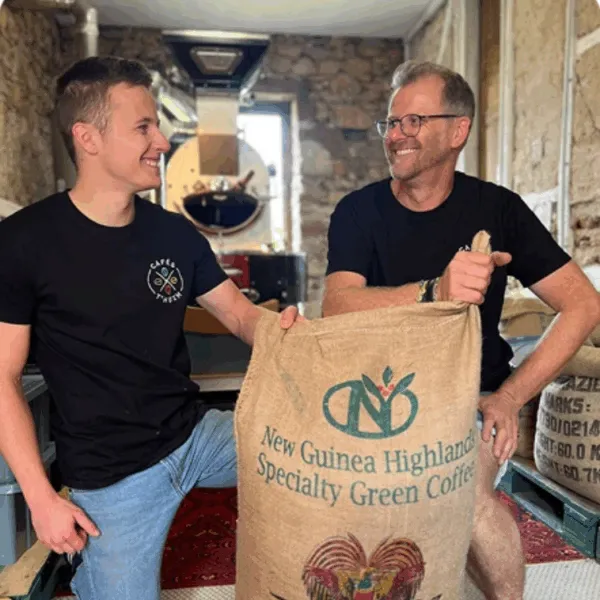 regis et leo dans leur cave de torrefaction