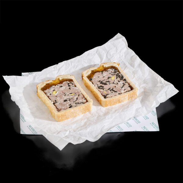 2 tranches de pâté en croute de gibier sur papier sulfurisé et sur fond noir