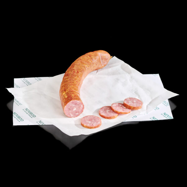 saucisson fumé de sanglier sur papier et fond noir