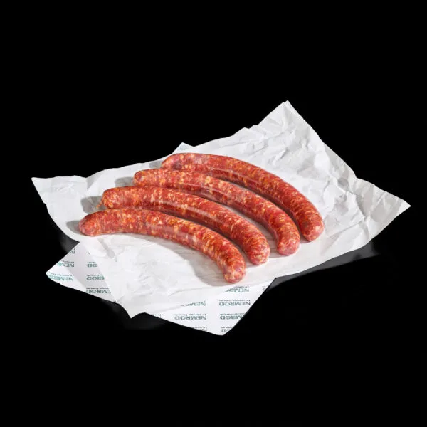 merguez de sanglier sur papier blanc fond noir