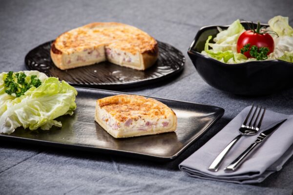 quiche lorraine avec parts sur plateau
