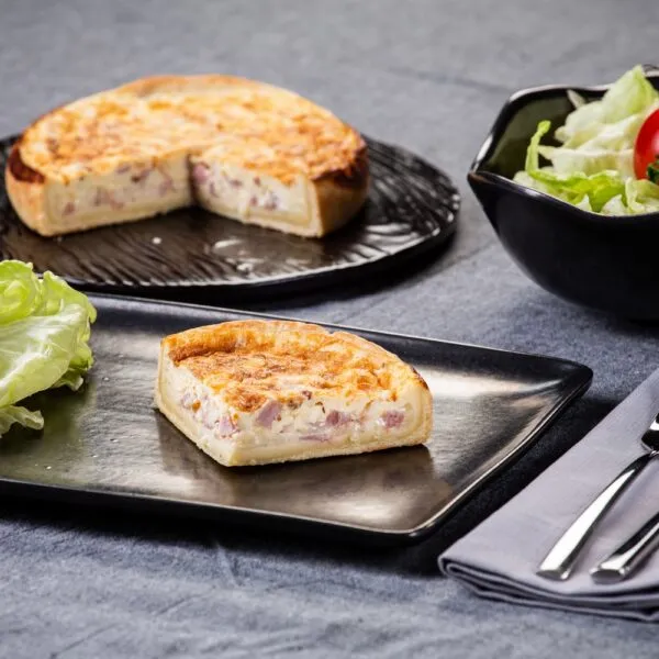 quiche lorraine avec parts sur plateau