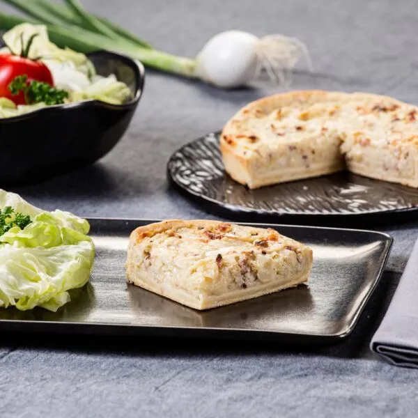 tarte à l'oignon avec part sur assiette
