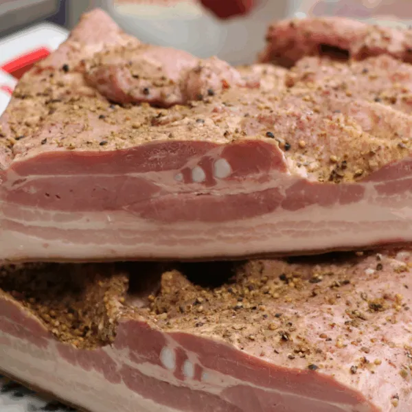 poitrine de lard demi sel cuit coupé en 2 l'une sur l'autre