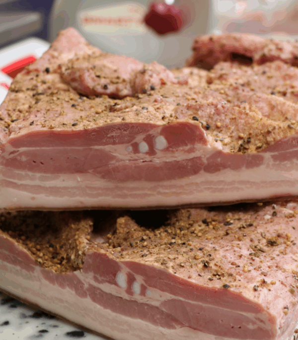poitrine de lard demi sel cuit coupé en 2 l'une sur l'autre