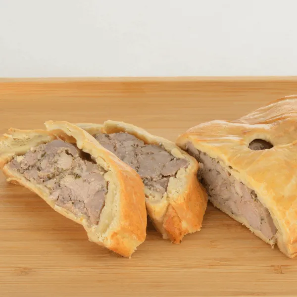 tranches de pâté lorrain sur planche