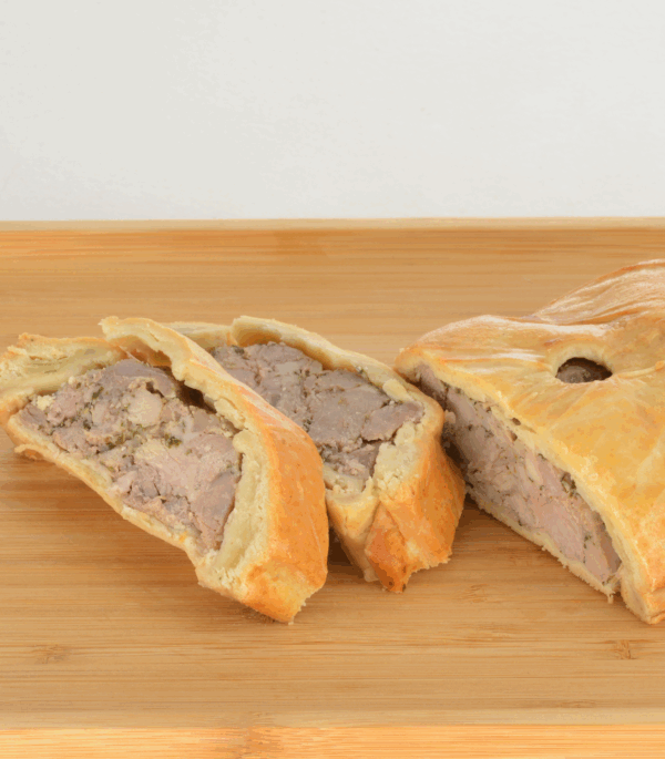 tranches de pâté lorrain sur planche