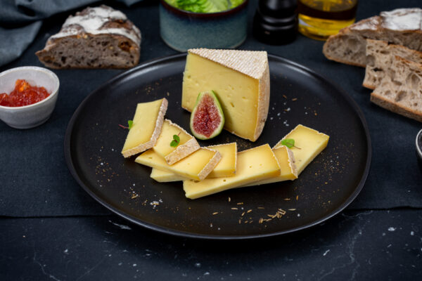 tomme bargkass sur assiette avec tranches