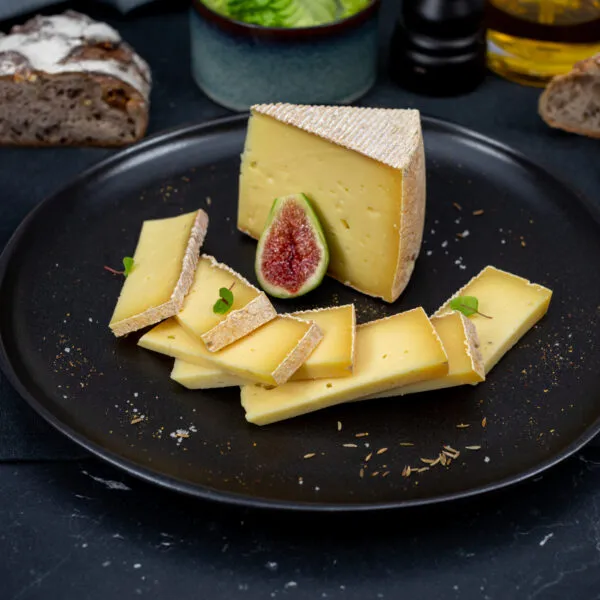 tomme bargkass sur assiette avec tranches