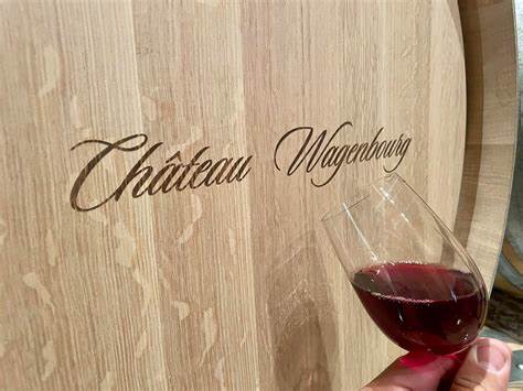 barrique de rouge château wagenbourg avec un verre plein
