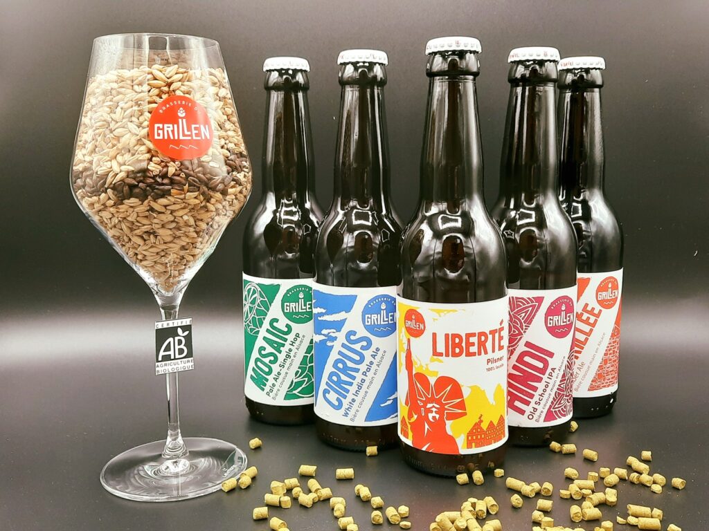 5 bières phares du grillen et un verre à pied rempli de graines de houblon