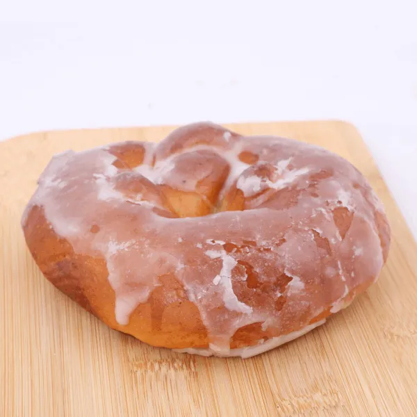 bretzel brioche sur planche vu de coté