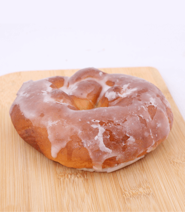 bretzel brioche sur planche vu de coté
