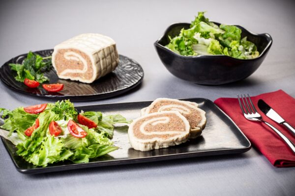 assiette avec des tranches de l'escargot de viande