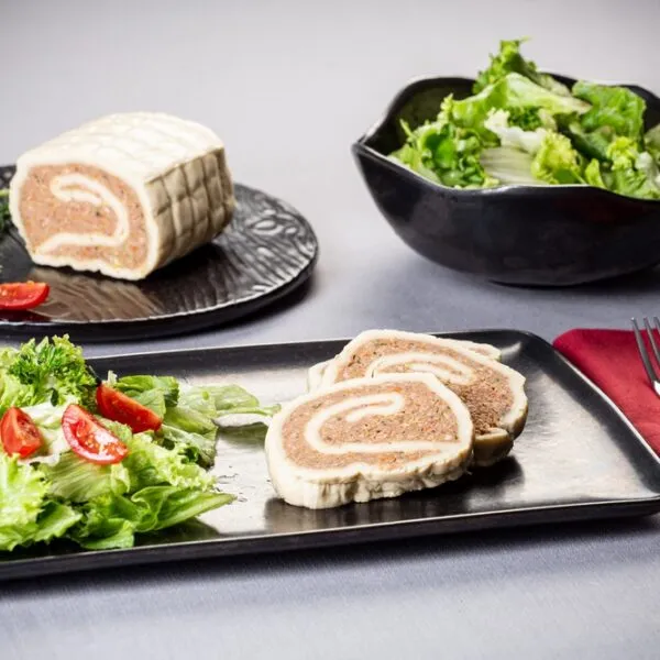assiette avec des tranches de l'escargot de viande