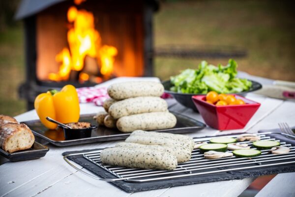 grille avec des saucisses de porc à l'ail des ours