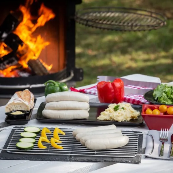 saucisse blanches à griller avec grille et bbq à l'arrière