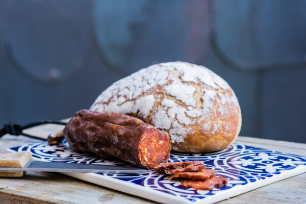 chorizo de sanglier avec tranche et pain sur une faïence