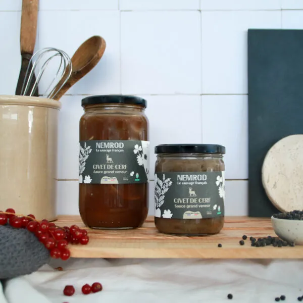 2 bocaux nemrod de civet de cerf dans une cuisine