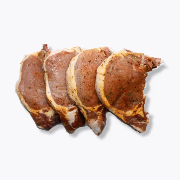 4 côtes de porc marinées sur fond gris