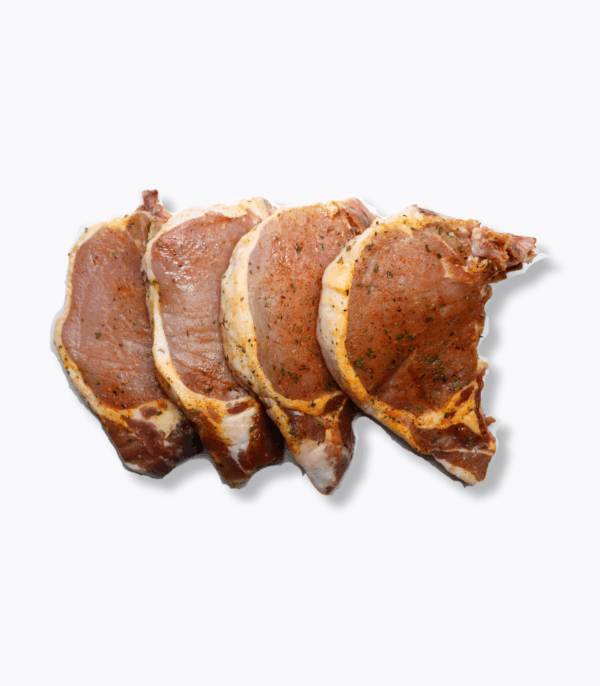 4 côtes de porc marinées sur fond gris