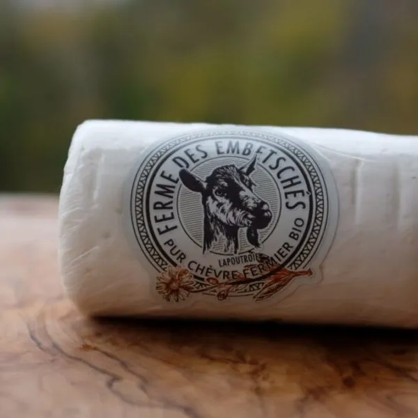 buchette de chèvre frais sur table en bois