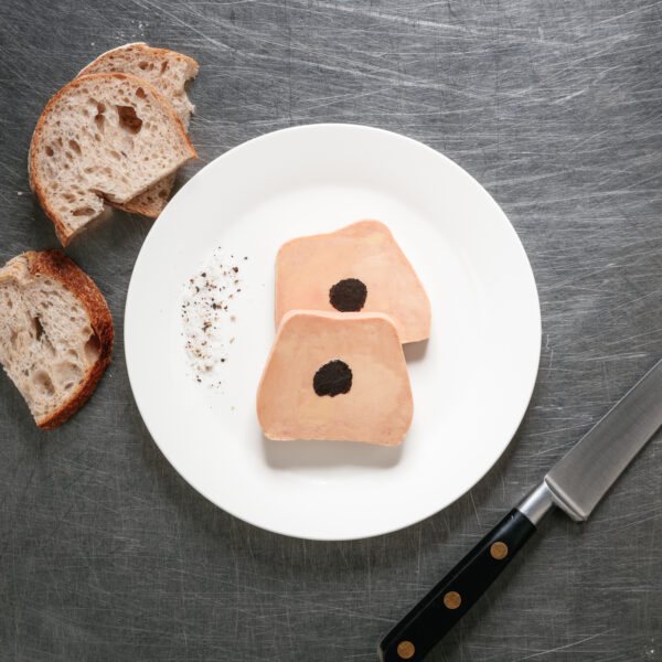 2 tranches de foie gras sur assiette