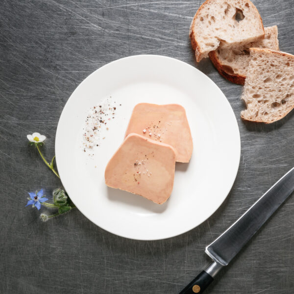 2 tranches de foie gras sur assiette