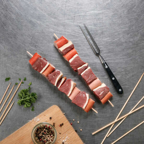 2 brochette de canard sur ardoise