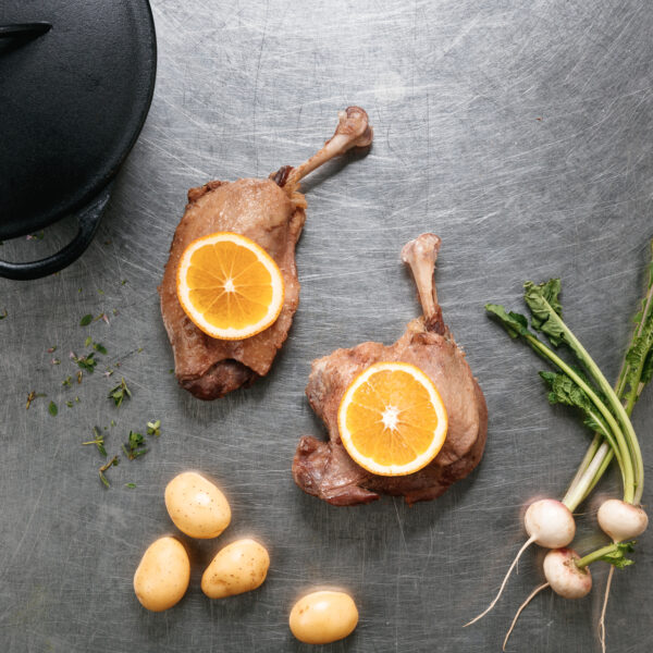 2 cuisses de canard à l'orange avec rondelles d'orange sur ardoise