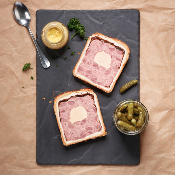 2 tranches sur ardoise du pâté en croûte à la mousse de foie de canard