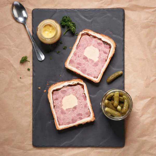 2 tranches sur ardoise du pâté en croûte à la mousse de foie de canard