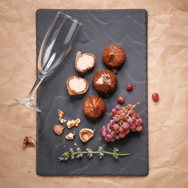 figues au foie gras coupées sur ardoise avec flute à champagne
